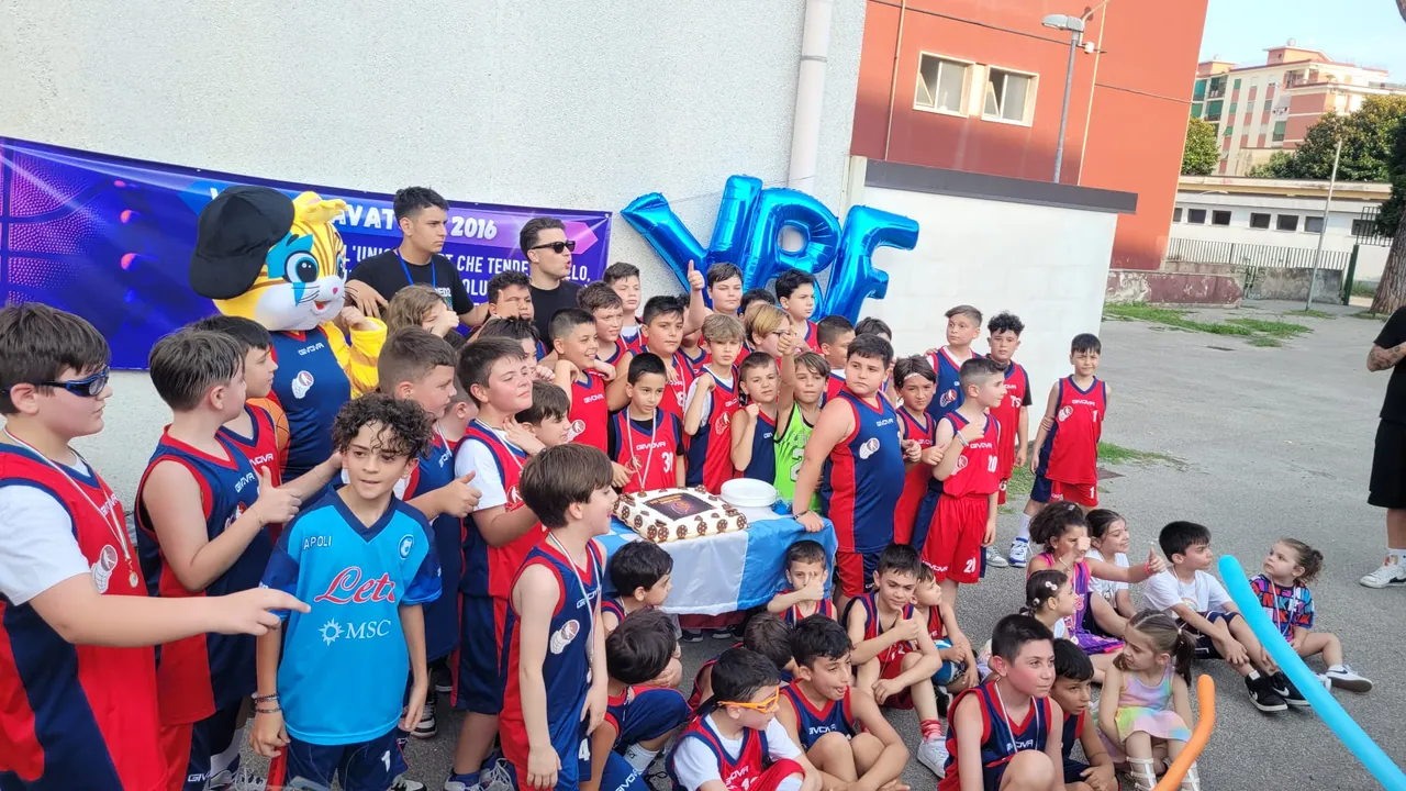Festa con torta e striscione VBF al Summer Camp