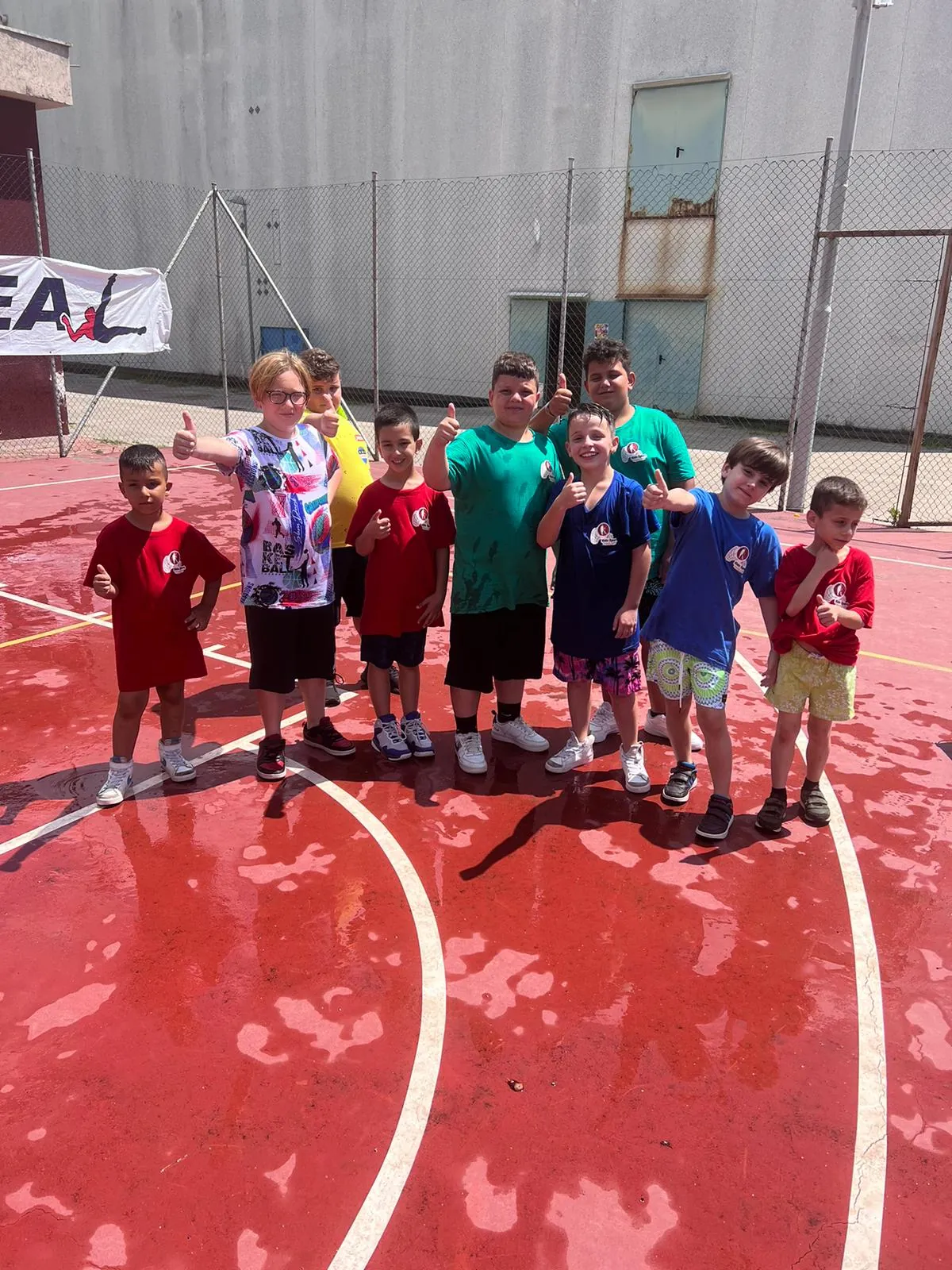 Il gruppo del Summer Camp sul campo rosso