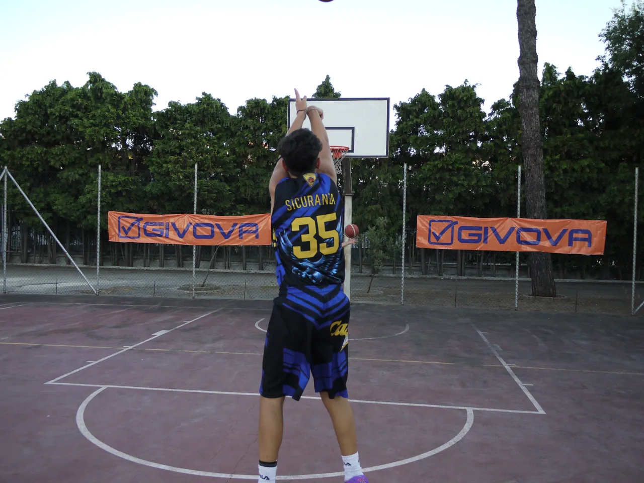 Un giocatore al tiro libero durante il Final Slam